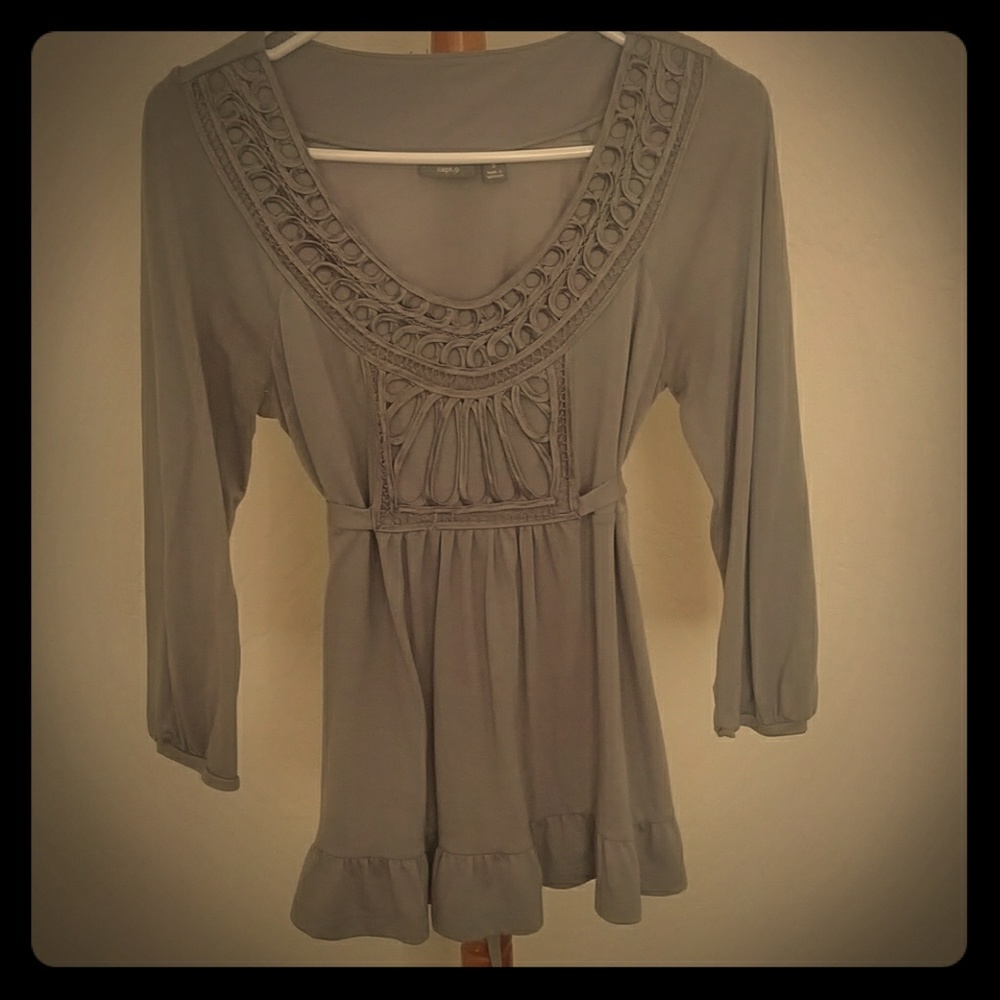 **MARKDOWN** Cute comfy top-beautiful front detail